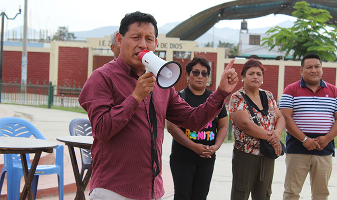 Vecinos de San Juan de Dios reciben al alcalde para recabar información sobre importante acuerdo.