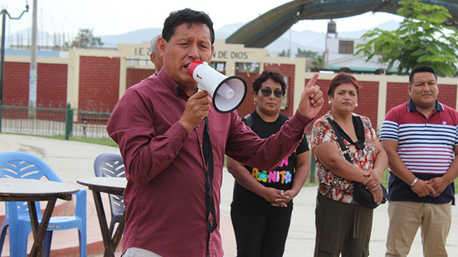 Vecinos de San Juan de Dios reciben al alcalde para recabar información sobre importante acuerdo.
