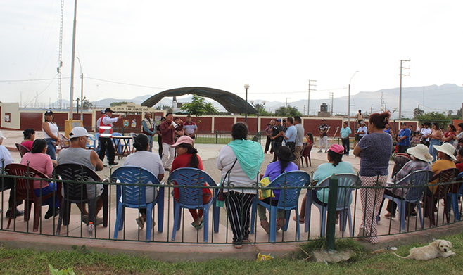 Vecinos de San Juan de Dios reciben al alcalde para recabar información sobre importante acuerdo.