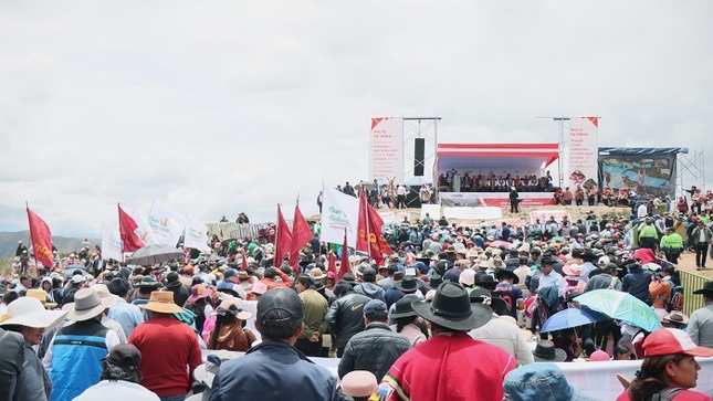 multitud primera piedra