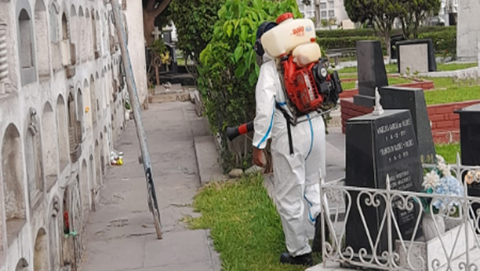 Con equipos especiales se procedió a la eliminación de plagas e insectos que podrían generar un riesgo para la salud.