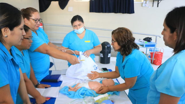 La Reanimación Cardiopulmonar (RPC) consiste en el conjunto de técnicas y maniobras temporales, destinadas a asegurar la oxigenación de los órganos vitales cuando la circulación de la sangre de una persona se detiene súbitamente, las recomendaciones específicas de RPC varían en función a la edad del paciente y la causa del paro cardíaco.