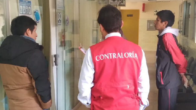 La Contraloría encontró deficiencias en la Red de Salud San Román - Hospital Carlos Monge Medrano. Entre ellas, la ausencia de personal en los Consultorios Externos y la falta de especialistas en neurología, neonatología, otorrinolaringología, endocrinología, psiquiatría y urología, lo que podría limitar el acceso a servicios médicos esenciales, poniendo en riesgo la salud de los usuarios.