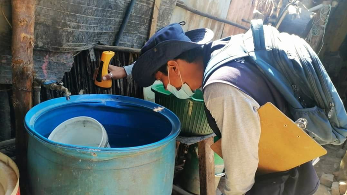 En la región Piura, después de los bidones y tanques, se han verificado que otros principales criaderos son los floreros, baldes y tinajas, recipientes que son utilizados comúnmente en las viviendas.