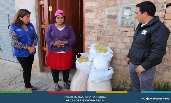 📌La Municipalidad Provincial de Cajamarca, liderada por el alcalde Joaquin Ramírez y en un trabajo coordinado con la Oficina Municipal de Atención a las Personas con Discapacidad (OMAPED) realizó la entrega de víveres a una familia de bajos recursos.
✅La entrega de los víveres se realizó en la lotización 2010 y se contó con la participación del subgerente de Programas Sociales y Empadronamiento, Robert Ventura, la responsable de la OMAPED, Adela Silva quienes se encargaron de llevar los alimentos hasta el hogar de la familia beneficiada.
🤝La OMAPED continuará trabajando de manera constante y comprometida para seguir apoyando a las familias más necesitadas de nuestra comunidad. A través de este tipo de acciones, se busca promover la solidaridad y la inclusión social, garantizando el acceso a una vida digna y de calidad.