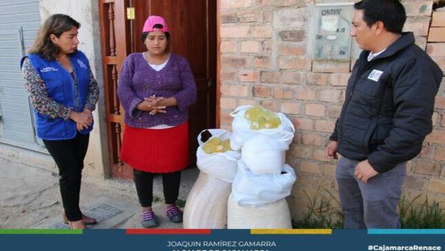 📌La Municipalidad Provincial de Cajamarca, liderada por el alcalde Joaquin Ramírez y en un trabajo coordinado con la Oficina Municipal de Atención a las Personas con Discapacidad (OMAPED) realizó la entrega de víveres a una familia de bajos recursos. 
✅La entrega de los víveres se realizó en la lotización 2010 y se contó con la participación del subgerente de Programas Sociales y Empadronamiento, Robert Ventura, la responsable de la OMAPED, Adela Silva quienes se encargaron de llevar los alimentos hasta el hogar de la familia beneficiada.
🤝La OMAPED continuará trabajando de manera constante y comprometida para seguir apoyando a las familias más necesitadas de nuestra comunidad. A través de este tipo de acciones, se busca promover la solidaridad y la inclusión social, garantizando el  acceso a una vida digna y de calidad.
