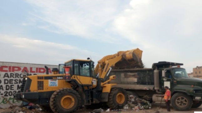 Con maquinaria pesada trabajamos la limpieza de Chiclayo