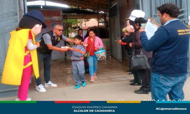 📌El área de Seguridad Vial de la gerencia de Transportes y Seguridad Vial de la Municipalidad de Cajamarca, Policía Nacional de Tránsito y la Fiscalía de Prevención del Delito intensifican la campaña “De vuelta al Cole”, con el fin de sensibilizar a los estudiantes de las diferentes instituciones educativas de Cajamarca de respetar el reglamento nacional de tránsito.
✅Esta campaña se realizó en una primera etapa en las instituciones educativas “Santa Teresa”, “Antonio Raimondi”, “San Ramón” y “Del Pacífico College“, con la finalidad de promover en los escolares el respeto a las normas de tránsito con el fin de reducir los índices de accidentes de tránsito en nuestra ciudad.
