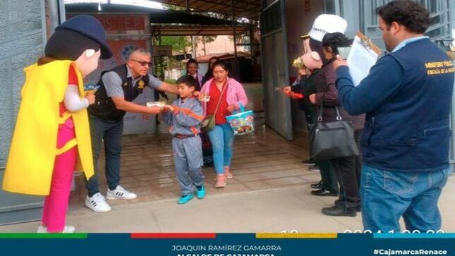 📌El área de Seguridad Vial de la gerencia de Transportes y Seguridad Vial  de la Municipalidad de Cajamarca,  Policía Nacional de Tránsito y la Fiscalía de Prevención del Delito  intensifican la campaña “De vuelta al Cole”, con el fin de sensibilizar a los estudiantes de las diferentes instituciones educativas de Cajamarca  de respetar el reglamento nacional de tránsito.
✅Esta campaña se realizó en una primera etapa en las instituciones educativas “Santa Teresa”, “Antonio Raimondi”, “San Ramón” y  “Del Pacífico College“, con la finalidad de promover en los escolares el respeto a las normas de tránsito con el fin de reducir los índices de accidentes de tránsito en nuestra ciudad.