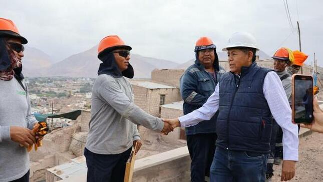 Desde las seis de la mañana, el alcalde provincial de Mariscal Nieto, John Larry Coayla, inspeccionó el avance de 6 obras públicas estratégicas para el desarrollo de Moquegua, verificando su estado físico, financiero y las condiciones sociolaborales de los obreros.