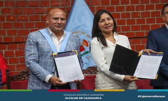 📌En un esfuerzo por brindar una atención ciudadana de vanguardia, el alcalde provincial Joaquin Ramírez Gamarra firmó un convenio con la empresa Hytera Mobilfunk con un monto superior de 9 millones de soles para la implementación de una plataforma digital que integrará los sistemas de comunicación e información para una mejor atención al ciudadano.
🤝🏻La Municipalidad Provincial de Cajamarca anuncia la implementación de una Plataforma Digital integral que revolucionará la manera en que se gestionan los servicios y se atienden las necesidades de los ciudadanos. Una de las características más destacadas de esta Plataforma Digital es su capacidad para centralizar y agilizar la atención ciudadana.
✍🏻Bajo el mecanismo de Obras por Impuesto, la comuna local se embarca en este ambicioso proyecto que integrará los sistemas de comunicación e información de las diferentes gerencias, con el objetivo principal de optimizar la atención al ciudadano y mejorar la eficiencia en la gestión de los servicios públicos.
👉🏻Una de las características más destacadas de esta Plataforma Digital es su capacidad para centralizar y agilizar la atención ciudadana. Todas las gerencias contarán con herramientas y equipos de última generación que les permitirán registrar voz, datos y video, facilitando la generación de reportes e indicadores de eficiencia en todas las labores realizadas.