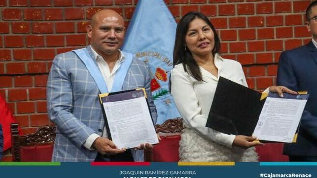 📌En un esfuerzo por brindar una atención ciudadana de vanguardia, el alcalde provincial Joaquin Ramírez Gamarra firmó un convenio con la empresa Hytera Mobilfunk con un monto superior de 9 millones de soles para la implementación de una plataforma digital que integrará los sistemas de comunicación e información para una mejor atención al ciudadano. 
🤝🏻La Municipalidad Provincial de Cajamarca anuncia la implementación de una Plataforma Digital integral que revolucionará la manera en que se gestionan los servicios y se atienden las necesidades de los ciudadanos. Una de las características más destacadas de esta Plataforma Digital es su capacidad para centralizar y agilizar la atención ciudadana. 
✍🏻Bajo el mecanismo de Obras por Impuesto, la comuna local se embarca en este ambicioso proyecto que integrará los sistemas de comunicación e información de las diferentes gerencias, con el objetivo principal de optimizar la atención al ciudadano y mejorar la eficiencia en la gestión de los servicios públicos.
👉🏻Una de las características más destacadas de esta Plataforma Digital es su capacidad para centralizar y agilizar la atención ciudadana. Todas las gerencias contarán con herramientas y equipos de última generación que les permitirán registrar voz, datos y video, facilitando la generación de reportes e indicadores de eficiencia en todas las labores realizadas.