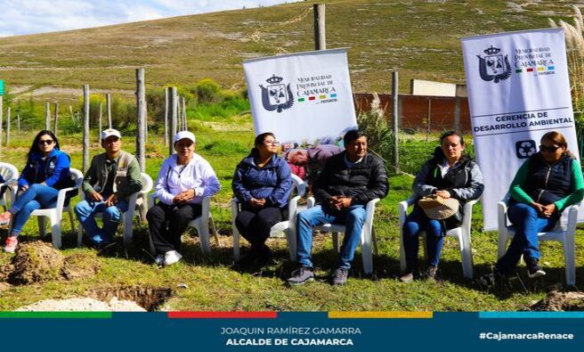 📌Esta mañana, la gerencia de Desarrollo Ambiental dio inicio a la II Gran Cruzada Verde en el Relleno Sanitario Municipal, un evento programado para los días 14 y 15 de marzo.
👉Las regidoras Julia Guerrero y Elisa Chávez, estuvieron presentes, siendo Guerrero la presidenta de la comisión de Desarrollo Ambiental, quien fue la encargada de hacer llegar el saludo del alcalde Joaquin Ramírez y agradeció a la Red Juvenil Ambiental (Rajucaj) por su gran aporte y apoyo en estas actividades que buscan mejorar y preservar el medio ambiente.
✅La II Gran Cruzada Verde cuenta con el respaldo de diversos aliados estratégicos que se han unido para esta jornada ambiental de relevancia. Entre ellos, destacamos el apoyo de Foncreagro, Newmont - Yanacocha y la Municipalidad Distrital de Baños del Inca, quienes contribuyen con la donación de 5000 plantones, entre ellos eucaliptos, tayas, pinos y cipreses.