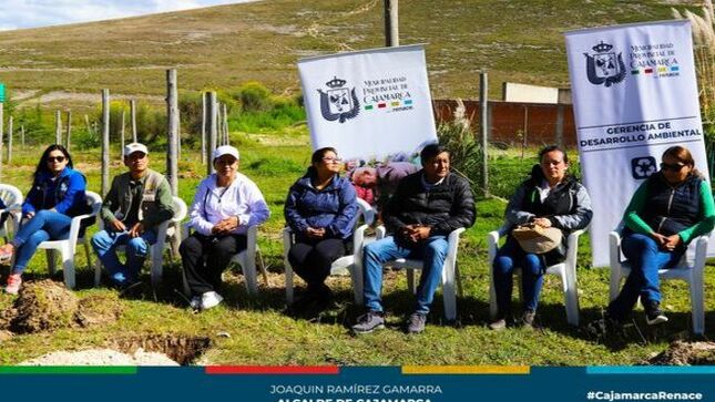 📌Esta mañana, la gerencia de Desarrollo Ambiental dio inicio a la  II Gran Cruzada Verde en el Relleno Sanitario Municipal, un evento programado para los días 14 y 15 de marzo. 
👉Las regidoras Julia Guerrero y Elisa Chávez, estuvieron presentes, siendo Guerrero la presidenta de la comisión de Desarrollo Ambiental, quien fue la encargada de hacer llegar el saludo del alcalde Joaquin Ramírez y agradeció a la Red Juvenil Ambiental (Rajucaj) por su gran aporte y apoyo en estas actividades que buscan mejorar y preservar el medio ambiente. 
✅La II Gran Cruzada Verde cuenta con el respaldo de diversos aliados estratégicos que se han unido para esta jornada ambiental de relevancia. Entre ellos, destacamos el apoyo de Foncreagro, Newmont - Yanacocha y la Municipalidad Distrital de Baños del Inca, quienes contribuyen con la donación de 5000 plantones, entre ellos eucaliptos, tayas, pinos y cipreses.