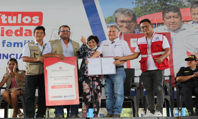 La actividad de entrega de títulos se dio en el marco de la campaña gratuita y masiva denominada “Título en Mano, Seguridad de Propietario”