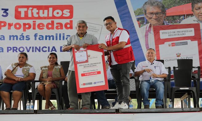 La actividad de entrega de títulos se dio en el marco de la campaña gratuita y masiva denominada “Título en Mano, Seguridad de Propietario”