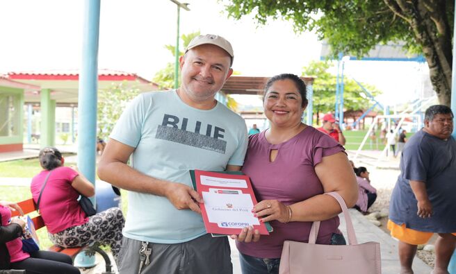 La actividad de entrega de títulos se dio en el marco de la campaña gratuita y masiva denominada “Título en Mano, Seguridad de Propietario”