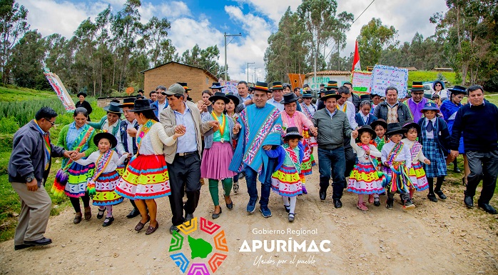 Continuamos trabajando por la educación gobernador regional entrega moderna infraestructura en Sacclaya