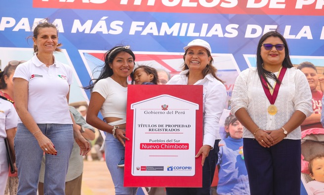 La entrega de títulos de propiedad a mujeres forma parte de la estrategia de Cofopri para cerrar la brecha de género en el acceso a la propiedad formal.