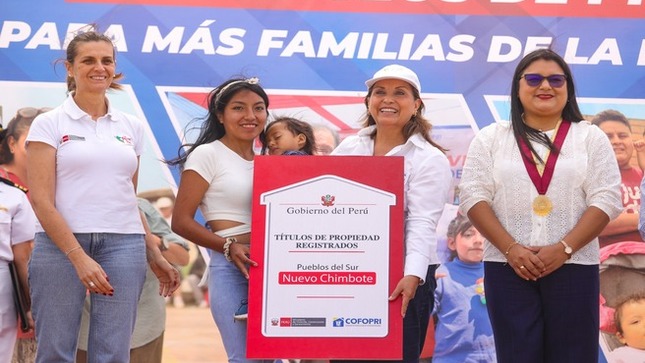 La entrega de títulos de propiedad a mujeres forma parte de la estrategia de Cofopri para cerrar la brecha de género en el acceso a la propiedad formal.