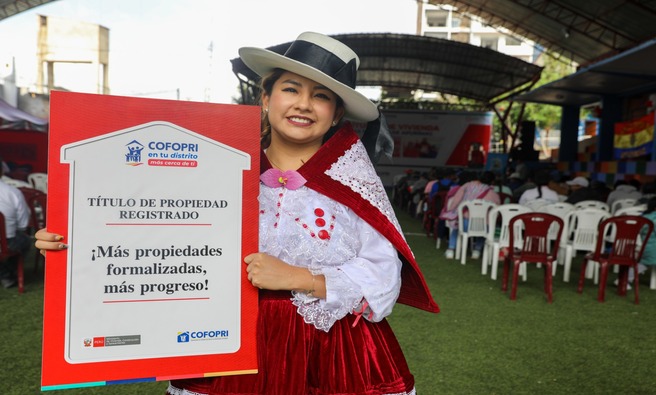 La entrega de títulos de propiedad a mujeres forma parte de la estrategia de Cofopri para cerrar la brecha de género en el acceso a la propiedad formal.