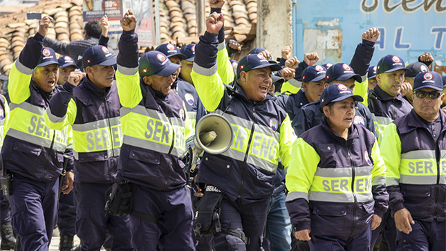 Imagen de la marcha en contra de la violencia con miembros de la red de salud Sánchez Carrión y de diferentes instituciones públicas.
