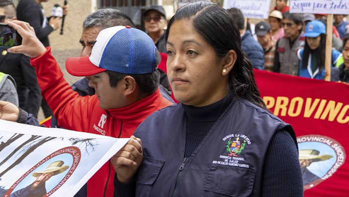 Imagen de la marcha en contra de la violencia con miembros de la red de salud Sánchez Carrión y de diferentes instituciones públicas.