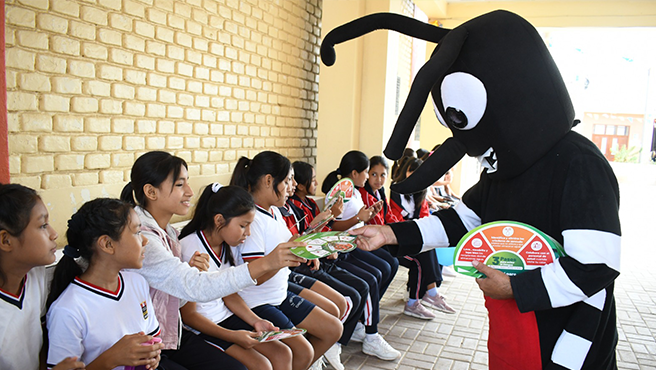 Continúan sesiones educativas sobre prevención del dengue en colegios de Lambayeque