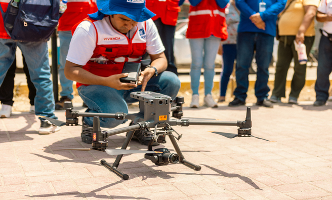 Esta innovadora tecnología permitirá realizar levantamientos topográficos de manera más rápida, precisa y eficiente, beneficiando a miles de familias que aún no cuentan con un título de propiedad formal.