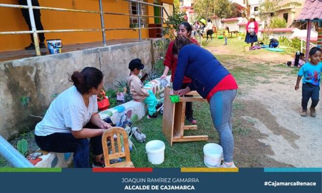 📌La Municipalidad de Cajamarca, a través de su programa "Cajamarca Recicla", ha liderado una campaña exitosa de reciclaje y limpieza en el jardín N° 105 Pachacútec, con el objetivo de alcanzar más de 826 toneladas de reciclaje para finales de año. 
🤝Esta colaboración con la institución educativa, resaltada por la directora Violeta Martos Chávez, busca asegurar espacios saludables para los niños y ha permitido reciclar diversos materiales, desde cartones hasta materiales educativos inservibles.
🗣La ing. Jessica Lau Zamora, subgerente de Gestión Integral de Residuos Sólidos, subraya que el programa "Cajamarca Recicla" seguirá colaborando estrechamente con instituciones educativas y otros entes para cumplir con la meta de reciclaje. Esta iniciativa no solo fomenta la protección del medio ambiente, sino que también impulsa la educación ambiental y el desarrollo sostenible en la comunidad, generando conciencia sobre la importancia de prácticas responsables de manejo de residuos.