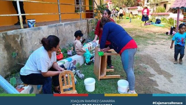 📌La Municipalidad de Cajamarca, a través de su programa "Cajamarca Recicla", ha liderado una campaña exitosa de reciclaje y limpieza en el jardín N° 105 Pachacútec, con el objetivo de alcanzar más de 826 toneladas de reciclaje para finales de año. 
🤝Esta colaboración con la institución educativa, resaltada por la directora Violeta Martos Chávez, busca asegurar espacios saludables para los niños y ha permitido reciclar diversos materiales, desde cartones hasta materiales educativos inservibles.
🗣La ing. Jessica Lau Zamora, subgerente de Gestión Integral de Residuos Sólidos, subraya que el programa "Cajamarca Recicla" seguirá colaborando estrechamente con instituciones educativas y otros entes para cumplir con la meta de reciclaje. Esta iniciativa no solo fomenta la protección del medio ambiente, sino que también impulsa la educación ambiental y el desarrollo sostenible en la comunidad, generando conciencia sobre la importancia de prácticas responsables de manejo de residuos.