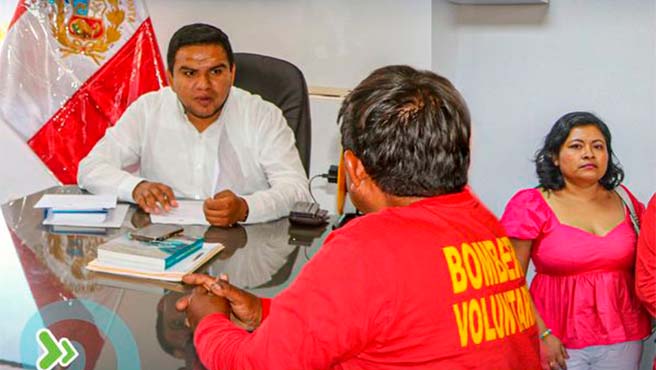 Compromiso del alcalde Pedro Cuadros para potenciar la compañía de bomberos de Paita