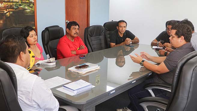 Compromiso del alcalde Pedro Cuadros para potenciar la compañía de bomberos de Paita