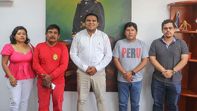 Compromiso del alcalde Pedro Cuadros para potenciar la compañía de bomberos de Paita