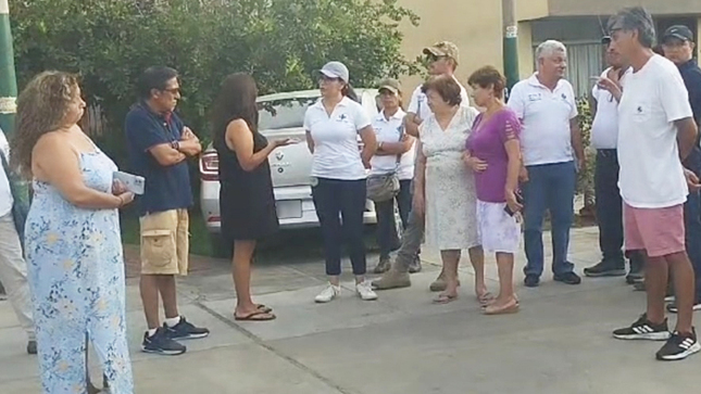 Alcaldesa realiza recorrido puerta por puerta en la Urb. Los Sauces.