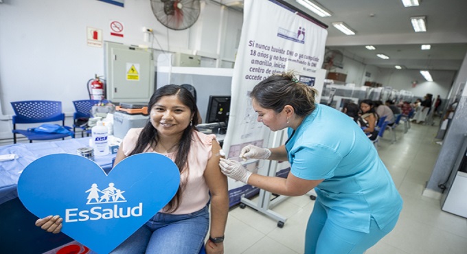EsSalud: Operativo busca inmunizar y capacitar a trabajadores y público en general en RENIEC