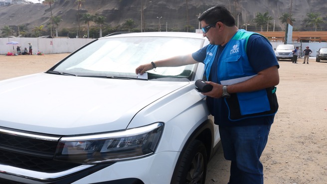 Foto de verificadores en playa Agua Dulce