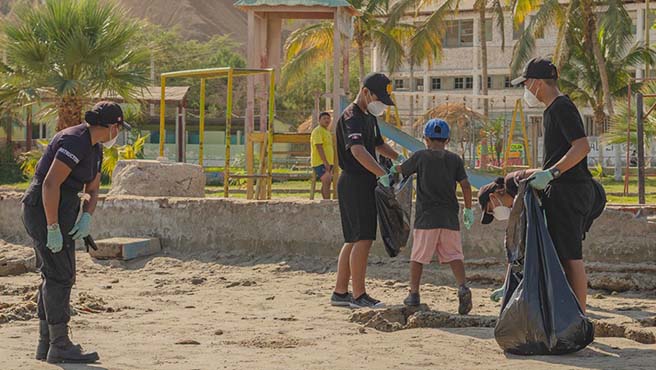 Éxito en la campaña de limpieza en playa el toril: retiran media tonelada de residuos