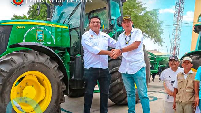 Alcalde de Paita participa en ceremonia de bendición de moderno tractor agrícola