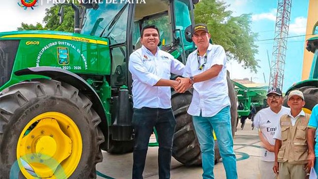 Alcalde de Paita participa en ceremonia de bendición de moderno tractor agrícola