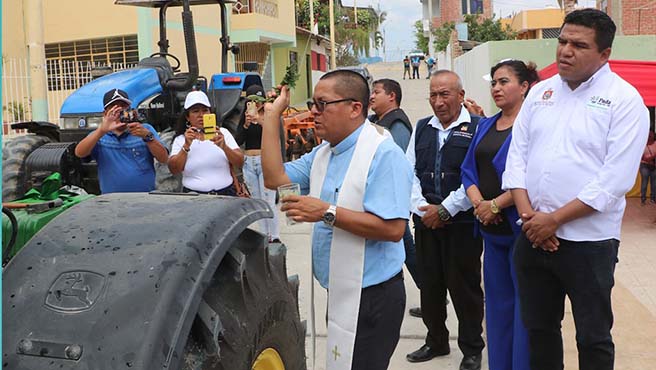 Alcalde de Paita participa en ceremonia de bendición de moderno tractor agrícola