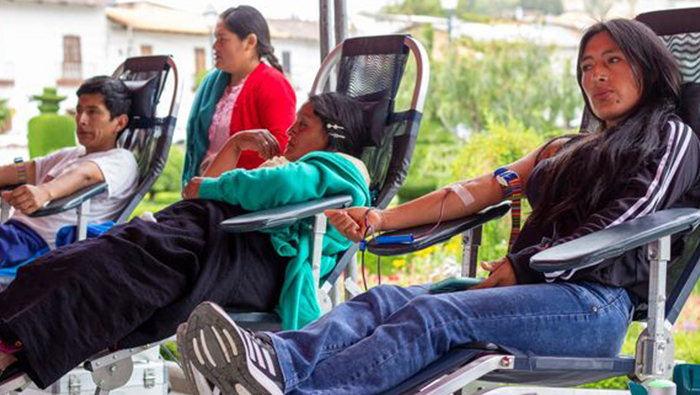 Imagen de los usuarios donando sangre en la campaña