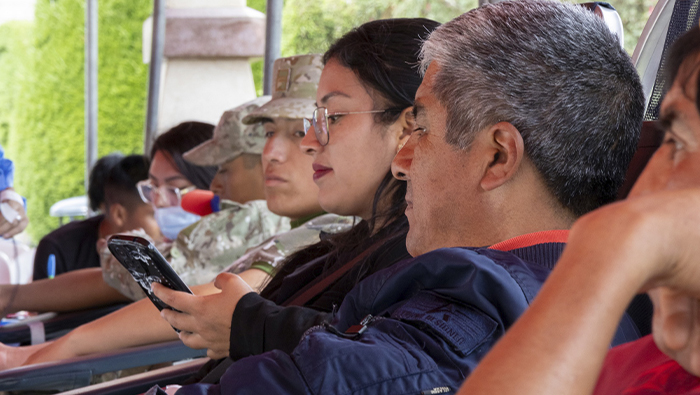 Imagen de los usuarios donando sangre en la campaña
