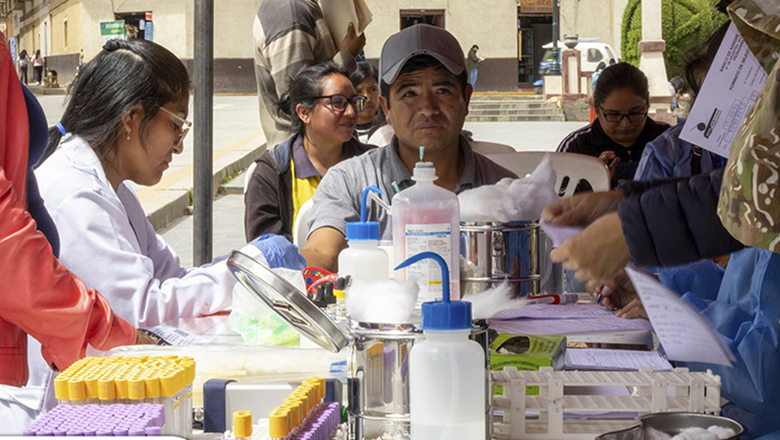 Imagen de los usuarios donando sangre en la campaña