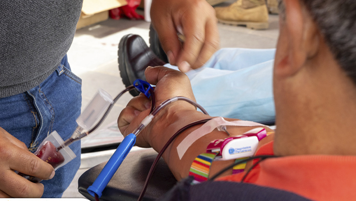Imagen de los usuarios donando sangre en la campaña