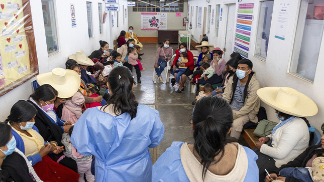 Imagen de la demostración del personal de salud a los usuarios del CRED