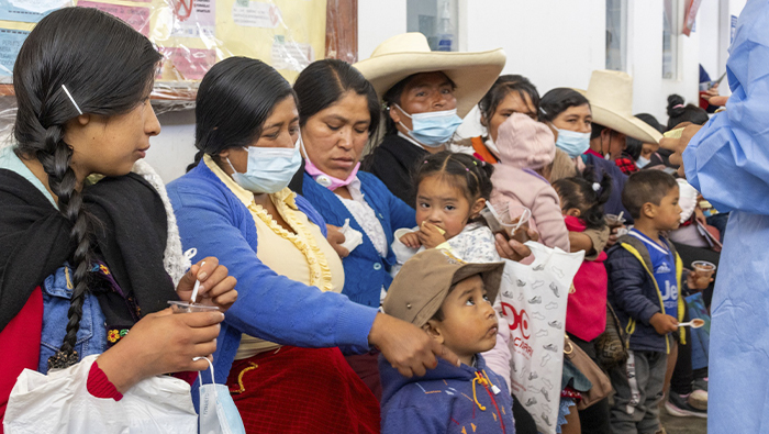 Imagen de la demostración del personal de salud a los usuarios del CRED