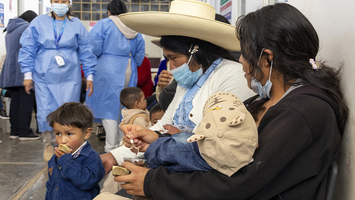 Imagen de la demostración del personal de salud a los usuarios del CRED