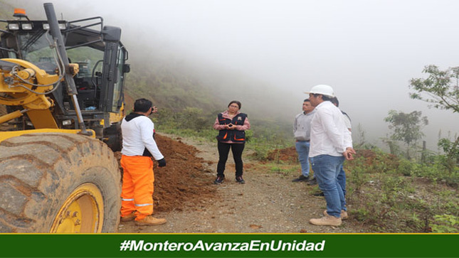 Limpieza de carreteras para recuperar la transitabilidad en los caminos vecinales. 