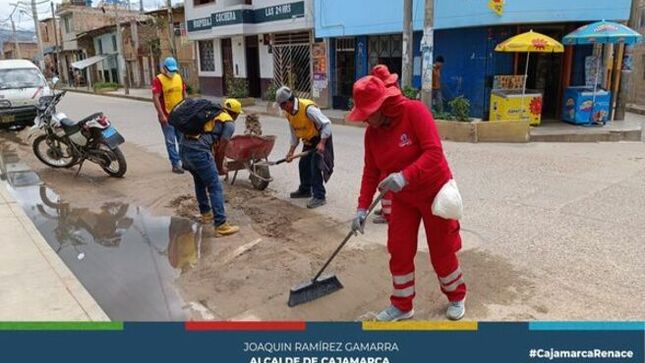 📌La Municipalidad de Cajamarca, a través de su gerencia de Desarrollo Ambiental, ha llevado a cabo una serie de actividades de limpieza y desarenado en los barrios de Mollepampa, La Tulpuna, Nuevo Cajamarca y Av. San Martín, con el apoyo del personal del INPE. Estas acciones tienen como objetivo mejorar la salubridad y el aspecto de las vías públicas, removiendo desechos sólidos, arena acumulada en las cunetas y realizando desyerbado de áreas verdes, para mantener un entorno limpio y seguro.
✅Además, la comuna local ha lanzado la campaña ❞𝐌𝐞𝐧𝐨𝐬 𝐩𝐥𝐚́𝐬𝐭𝐢𝐜𝐨, 𝐌𝐚́𝐬 𝐯𝐢𝐝𝐚❞, instando a los ciudadanos a utilizar bolsas de tela reutilizables como alternativa sostenible y amigable con el medio ambiente. Esta iniciativa busca fomentar el cambio de hábitos en la población cajamarquina, promoviendo el uso responsable de los recursos naturales y la reducción de residuos plásticos, con el objetivo de generar un impacto positivo en la comunidad y contribuir a la preservación del entorno.